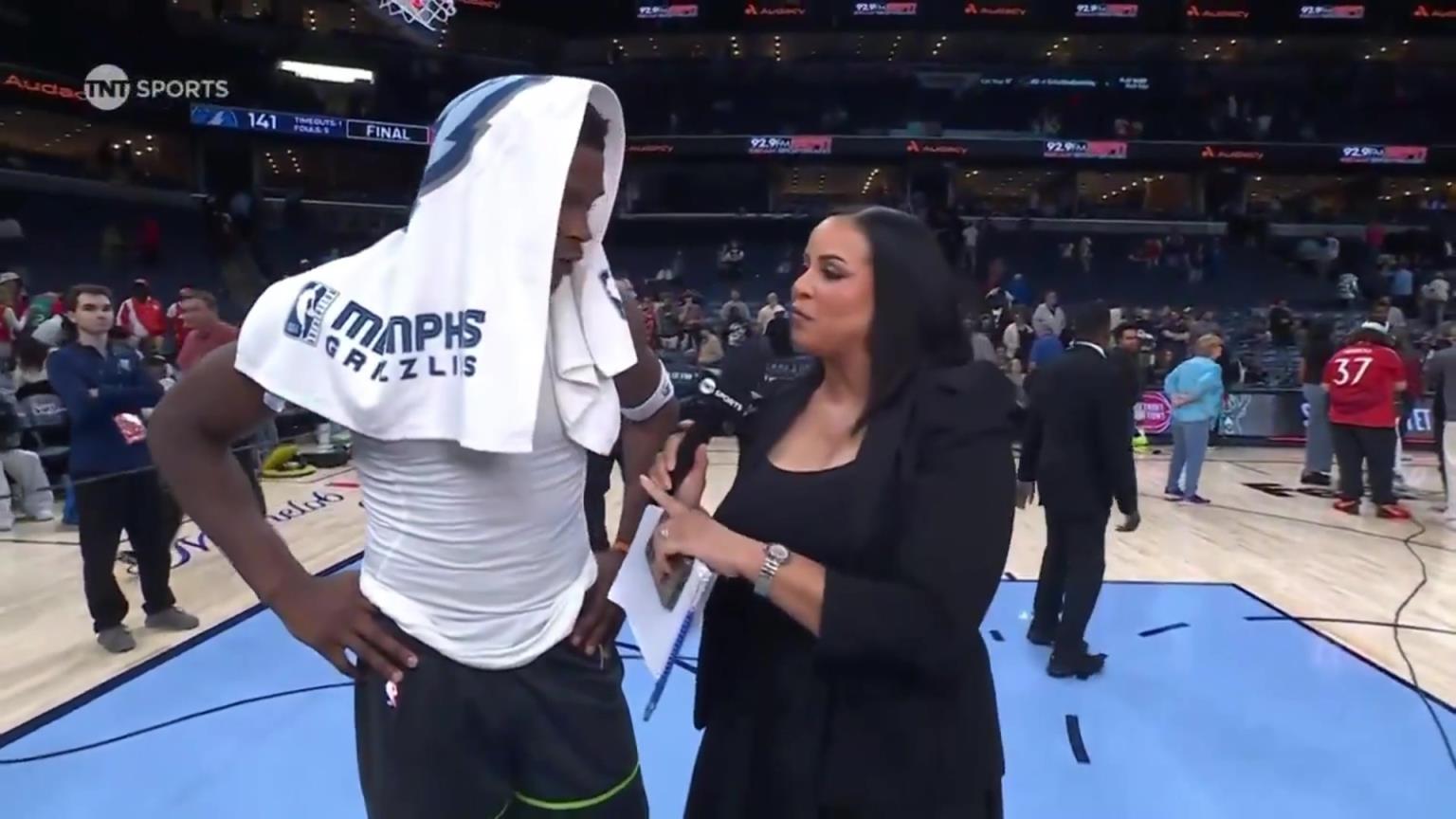 華子賽后接受一位豐滿女記者的采訪！