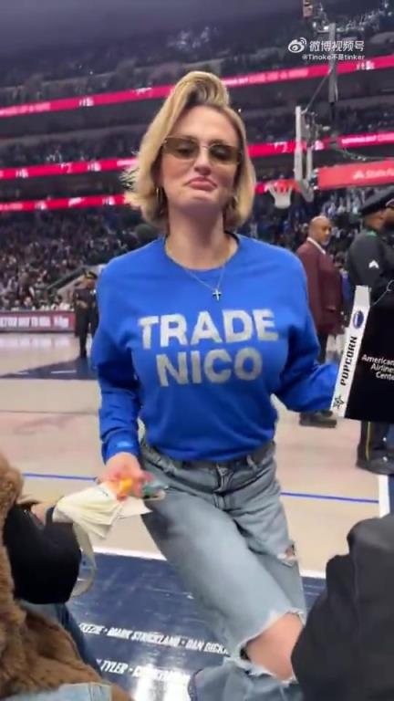 主場(chǎng)不準(zhǔn)球迷打印“解雇Nico”標(biāo)語，女球迷就出此下策