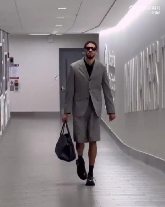 時(shí)尚潮男！哈利今日一身灰西裝短褲墨鏡搭配入場(chǎng) 腿真細(xì)！