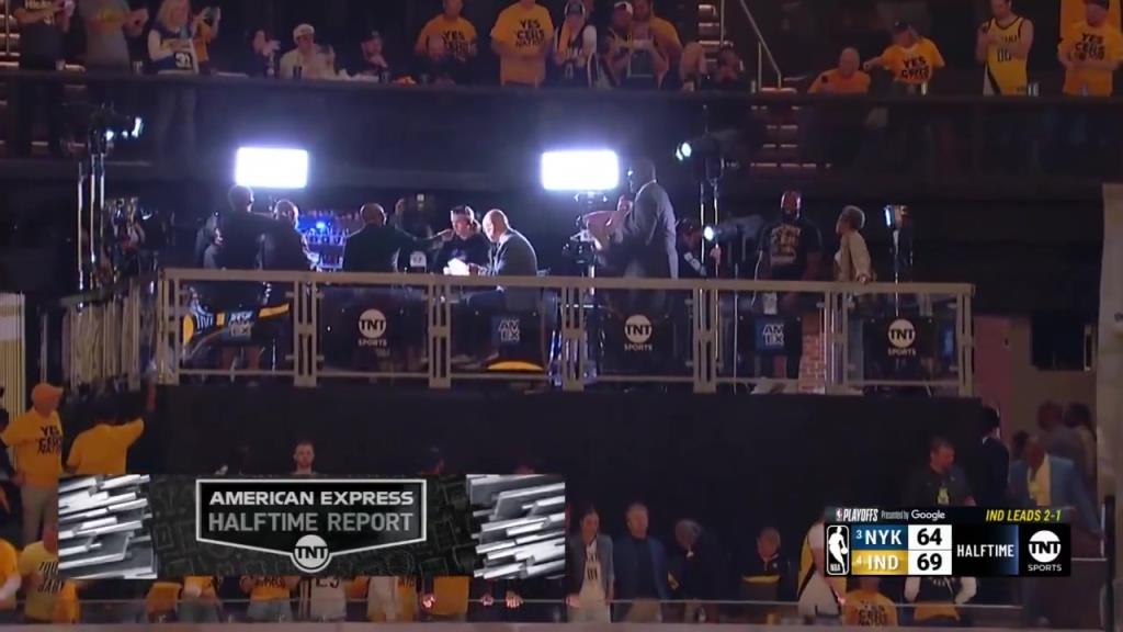 ?。哭D(zhuǎn)播鏡頭給到解說看臺(tái)，奧尼爾居然抱著一個(gè)人在彎舉