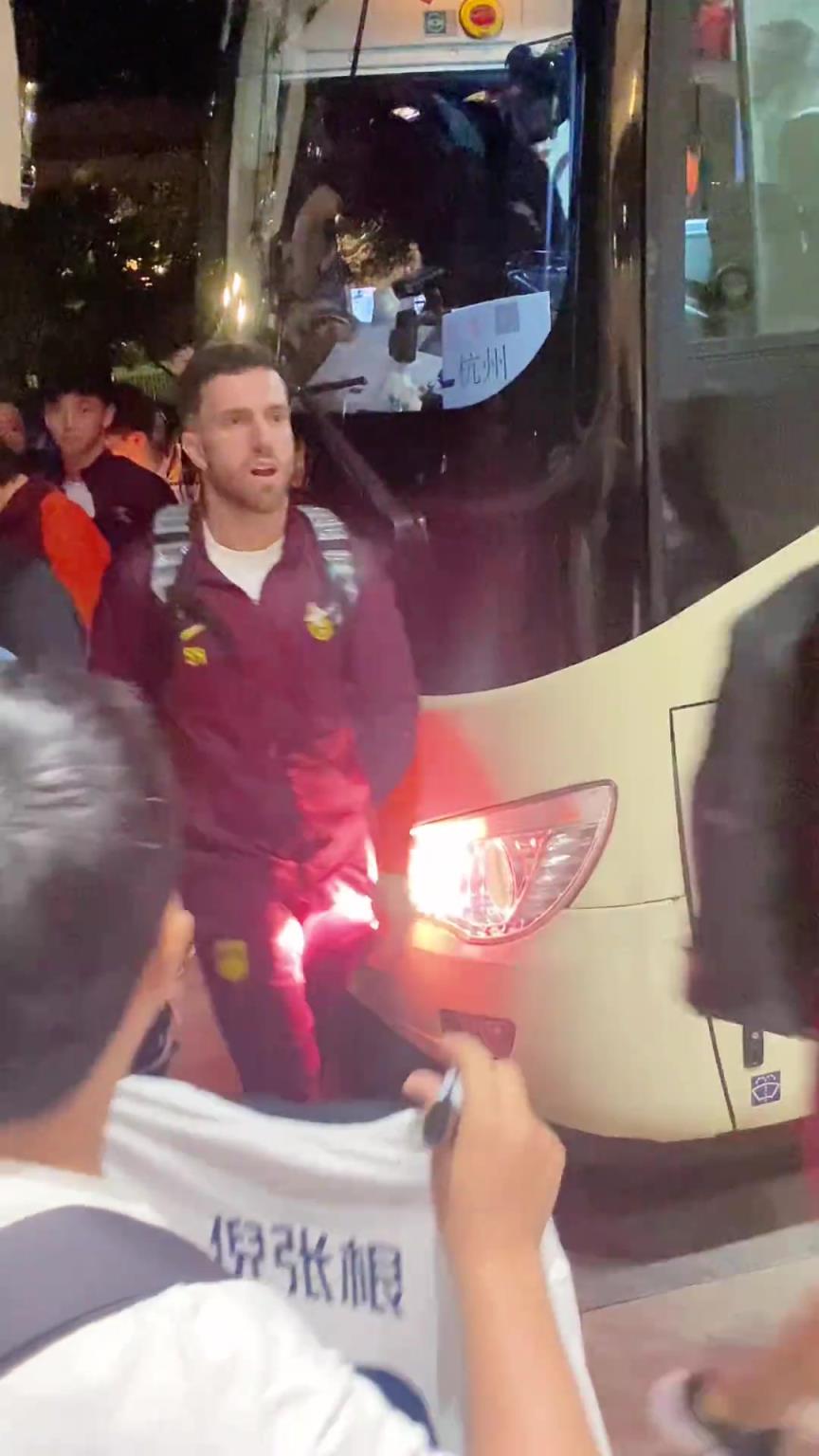 韋世豪嚇得箭步逃跑！國足深夜到酒店差點(diǎn)被摁在車頭不讓走