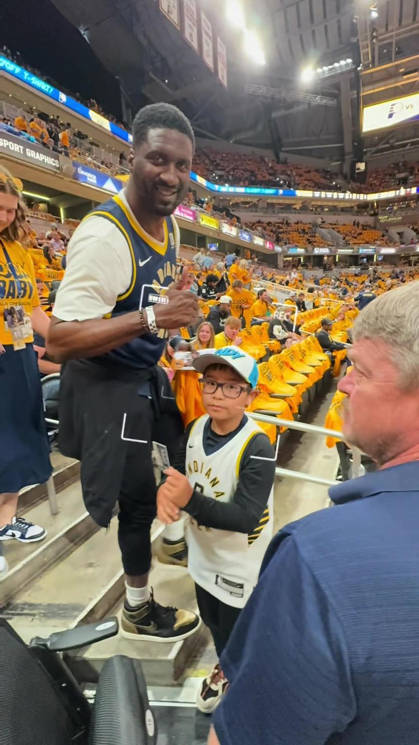 現(xiàn)在真成高圓圓了！步行者名宿希伯特現(xiàn)身主場給小球迷簽名