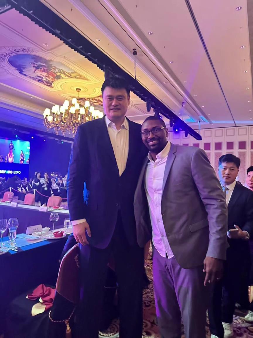 阿泰斯特曬與姚明合照：這是我最喜歡的隊(duì)友 姚??！