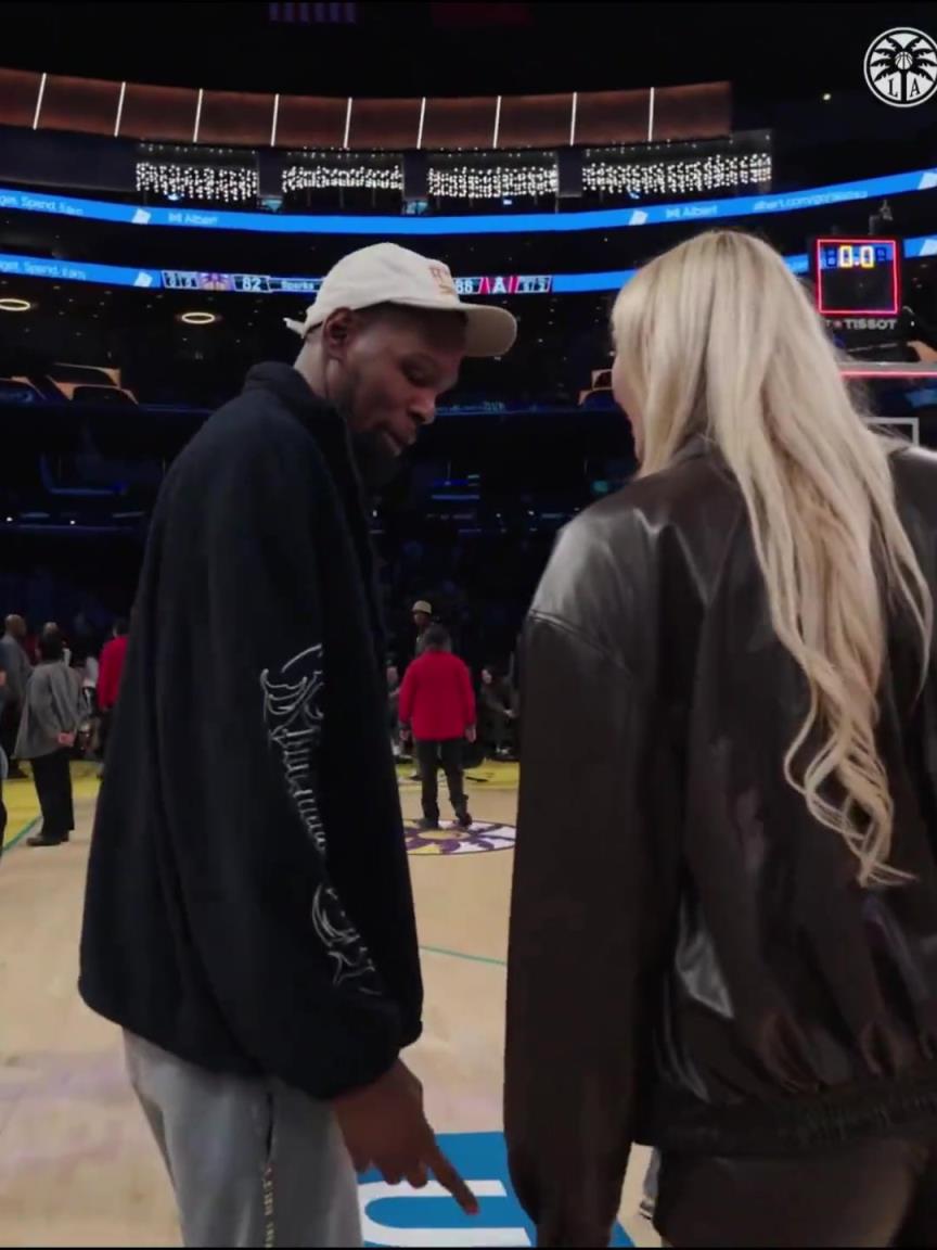 小帥這氣質(zhì)！杜蘭特與庫里教妹布林克擁抱，眼睛好像一直偷瞟布林克大長腿