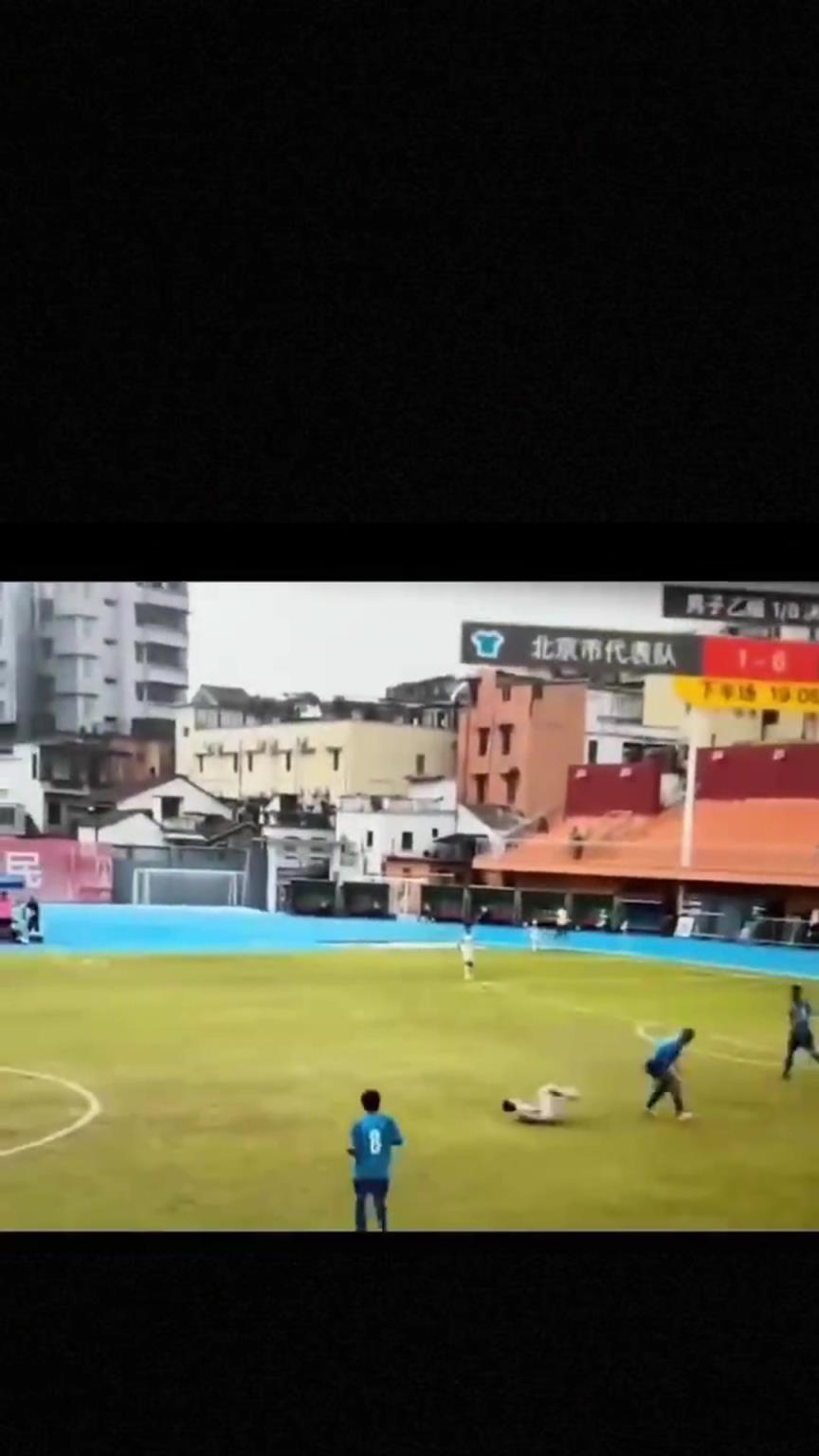 太可怕了！全運會驚現(xiàn)殺人足球，球員將對手直接踢骨折