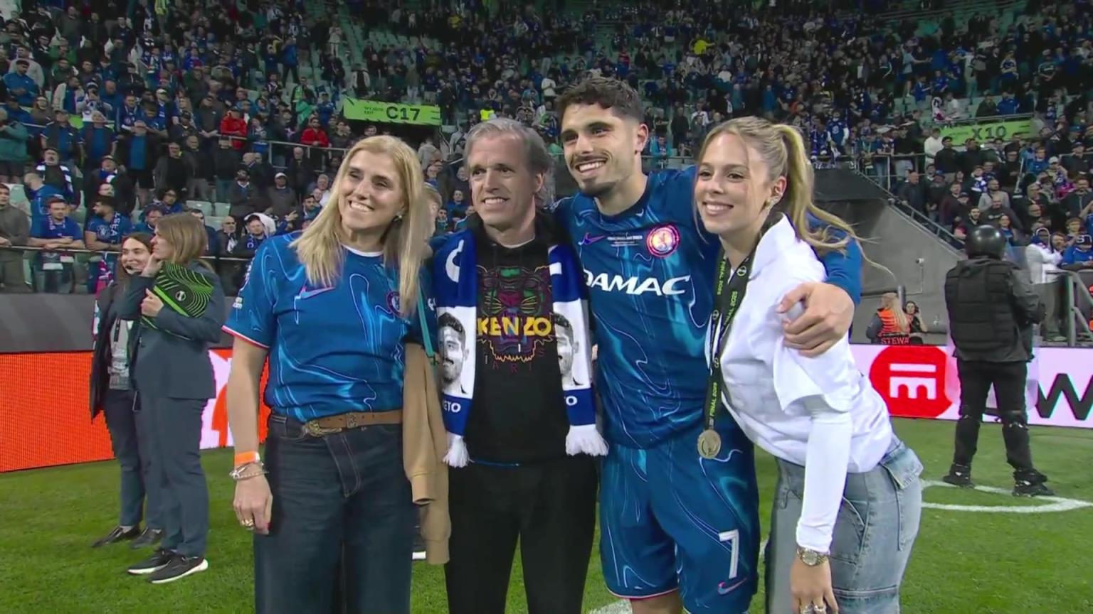 內(nèi)托好福氣！奪冠后高顏值女友來合照，身材相當(dāng)哇塞！