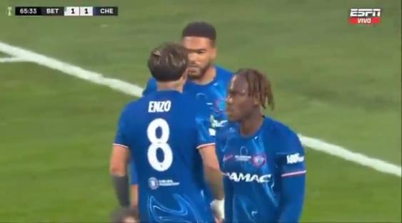 繼續(xù)干！恩佐進(jìn)球后給了詹姆斯一巴掌，兩人頂頭互相打氣