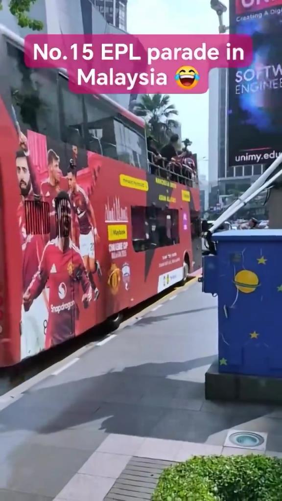 游街示眾？曼聯(lián)在馬來西亞街頭大巴游行，球迷笑噴
