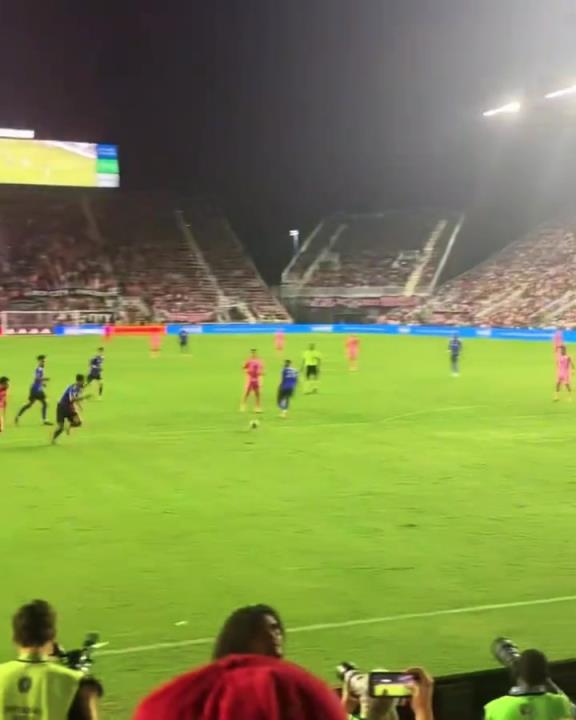 梅老板為了給蘇亞雷斯送個(gè)助攻，也是拼了啊