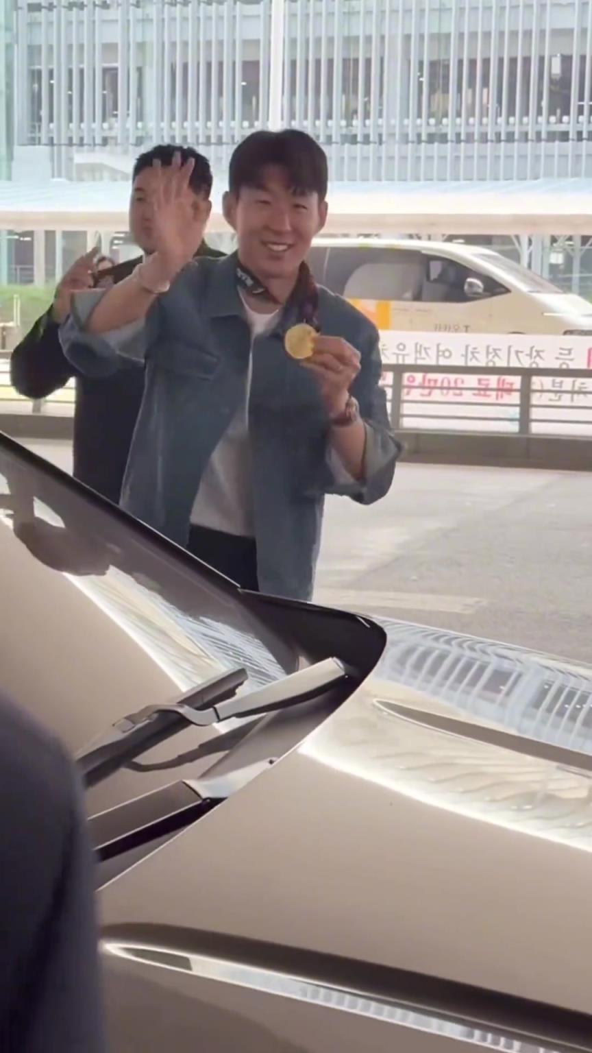 衣錦還鄉(xiāng)！孫興慜返回韓國，眾多女球迷讓其把歐聯(lián)獎(jiǎng)牌戴上