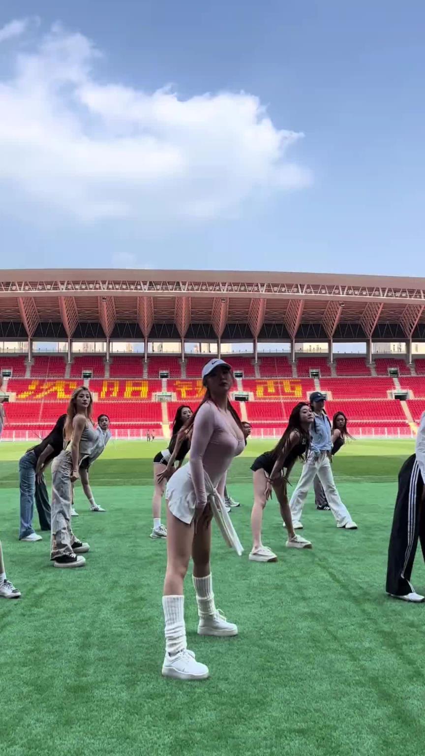 好看！在彩排的遼寧鐵人啦啦隊(duì)小姐姐們