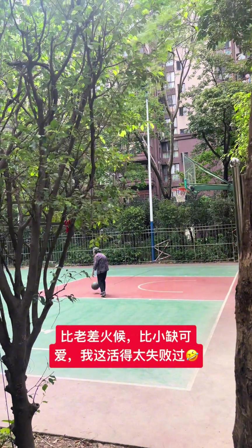 這阿婆單手一投一個準，姜還是老的辣