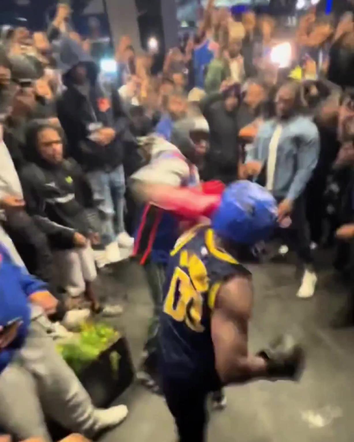 這不比場上好看？尼克斯&步行者球迷賽后直接1v1拳擊