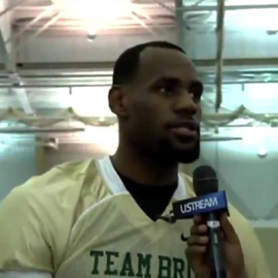 哥兩個還會這個啊？11年NBA停擺期間老詹和阿杜組隊玩橄欖球