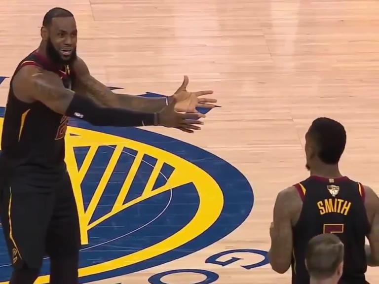 名場面！JR搶下關鍵籃板沒看表，老詹質(zhì)問JR為何傳球