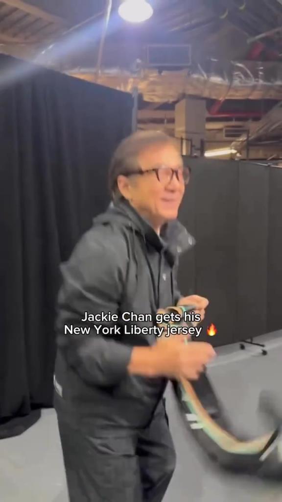 肌肉記憶！成龍這幾下空氣運(yùn)球像是進(jìn)了家具城