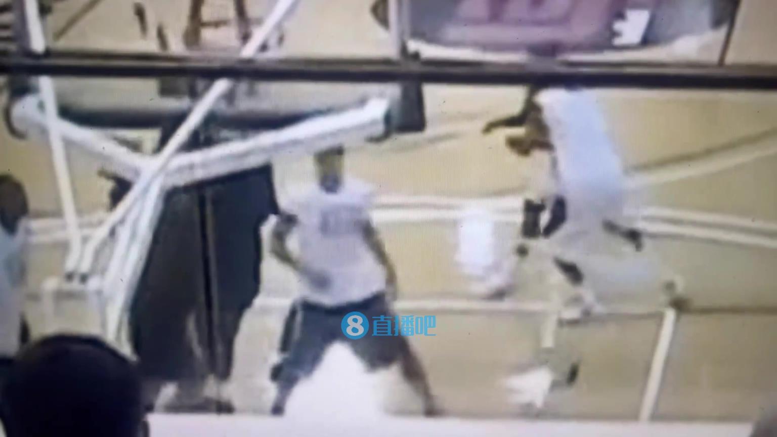 引熱議！美媒翻舊賬：當(dāng)年詹姆斯被大學(xué)生隔扣，耐克沒(méi)收了錄像帶