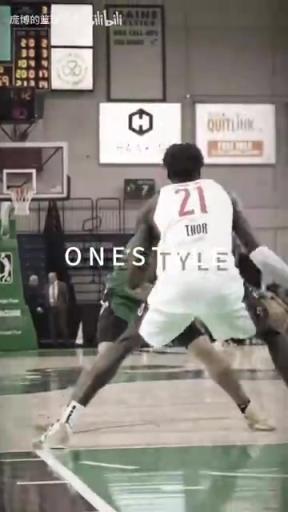 正統(tǒng)美式后衛(wèi)！JD戴維森炒菜后低手合球，對(duì)抗上籃打進(jìn)！
