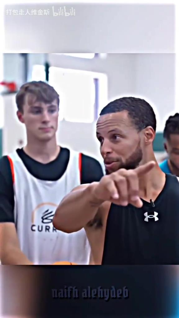 庫(kù)里：其實(shí)這個(gè)暴扣是我教的！當(dāng)弗拉格出現(xiàn)在庫(kù)里的訓(xùn)練營(yíng)！