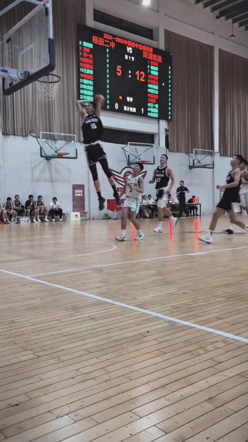 起來(lái)就扣啊！現(xiàn)在的初中生都這么打球的嗎