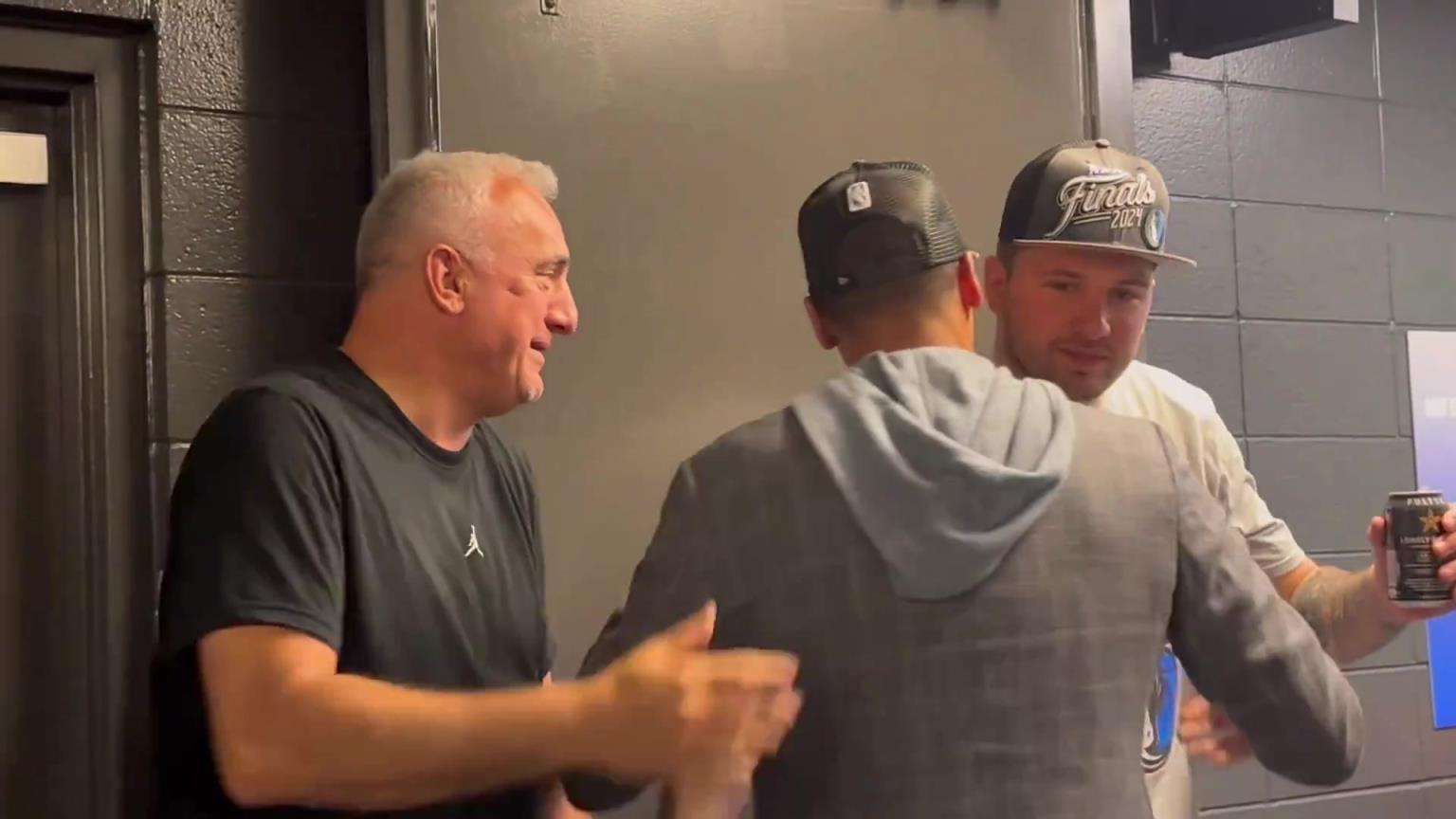 去年的今天，東契奇率隊(duì)殺入總決賽，賽后喝啤酒被芬利沒(méi)收