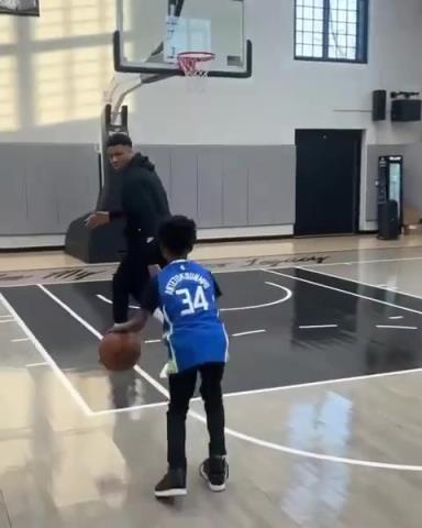 交易價(jià)值急劇下降！字母哥和小球迷單挑被當(dāng)面絕殺