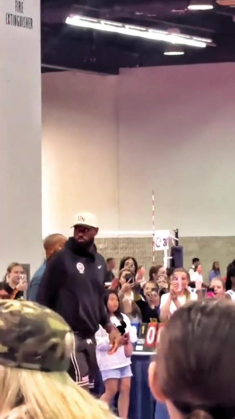 什么是巨星??！詹姆斯現(xiàn)身排球場被小球迷包圍 這就是行走的流量