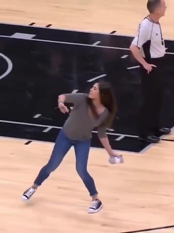 不愧是美國女籃主力，普拉姆的力量太嚇人了