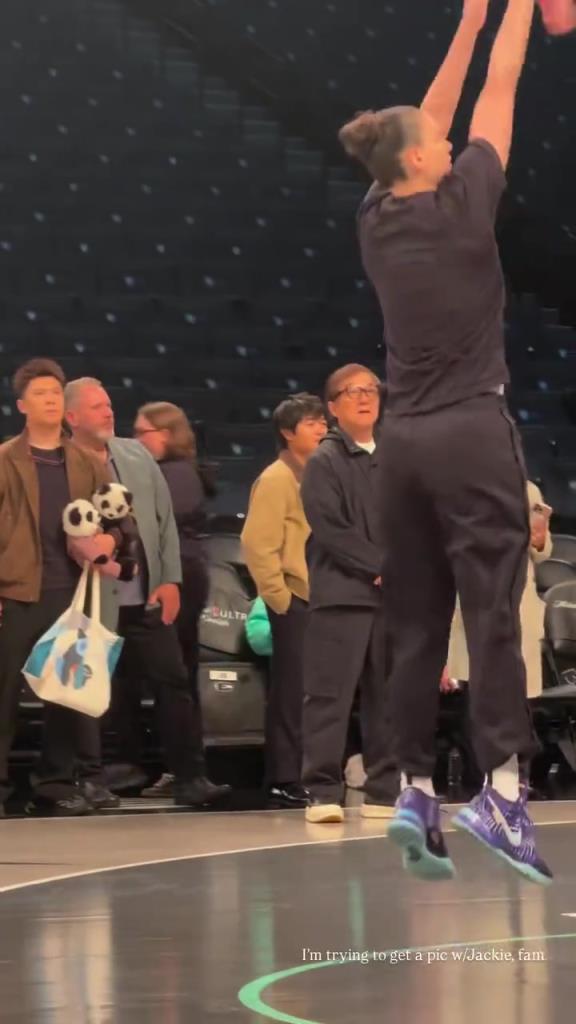 71歲成龍現(xiàn)身巴克萊中心看女籃比賽：她們投籃怎么那么準(zhǔn)?。?！