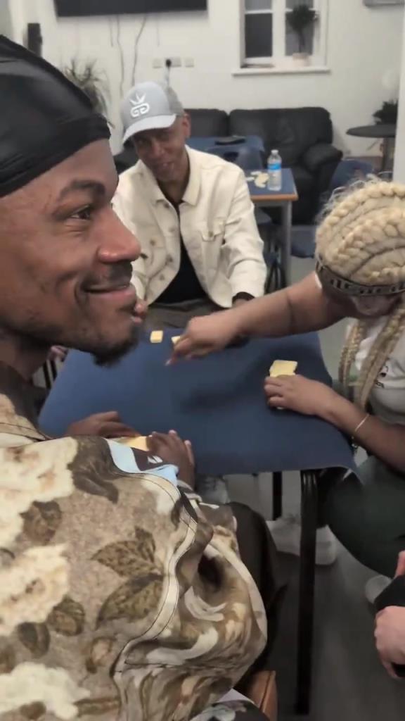 想找到巴特勒很簡單，因?yàn)樗辉诨@球場，就在棋牌室