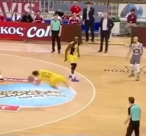 下地真快！搶斷這哥們兒多少是有點(diǎn)門將基礎(chǔ)