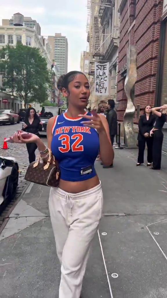 哇塞！一豐滿尼克斯女球迷身穿唐斯球衣，真是太吸引眼球了