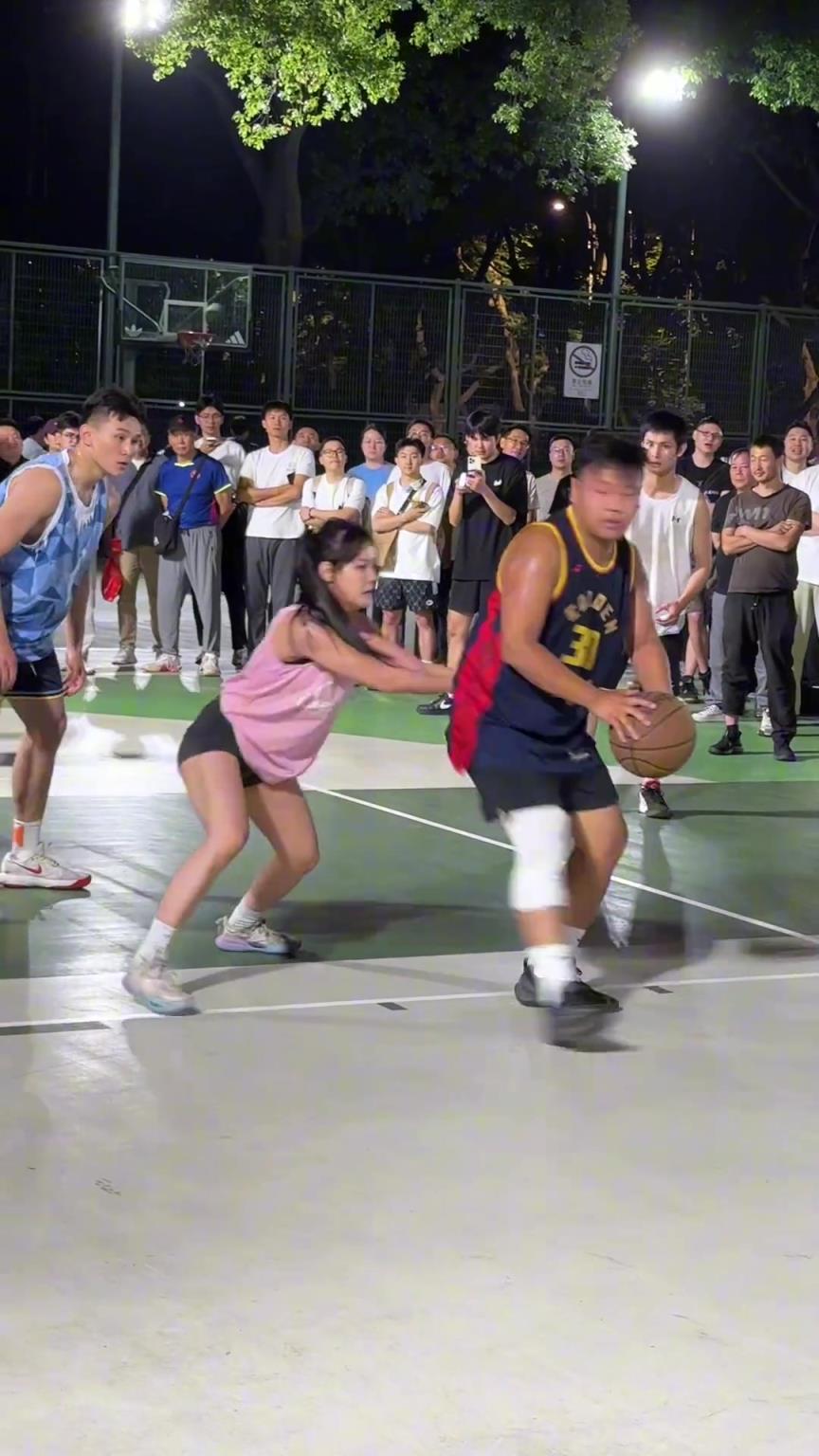 這哥們看見防自己的是女生，一個勁背打，球也不傳了